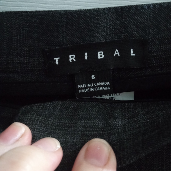 Size 6 pants by Tribal. Stretch in waistband, clasp closure. Flattering draping. - Picture 2 of 5